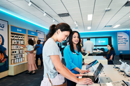 https://www.cellularworld.com/wp-content/uploads/2021/12/ATT_BRAND_20210708_20_CUSTOMERS-INTERACTING-WITH-PRODUCTS_05093_c-scaled-550x364.jpg
